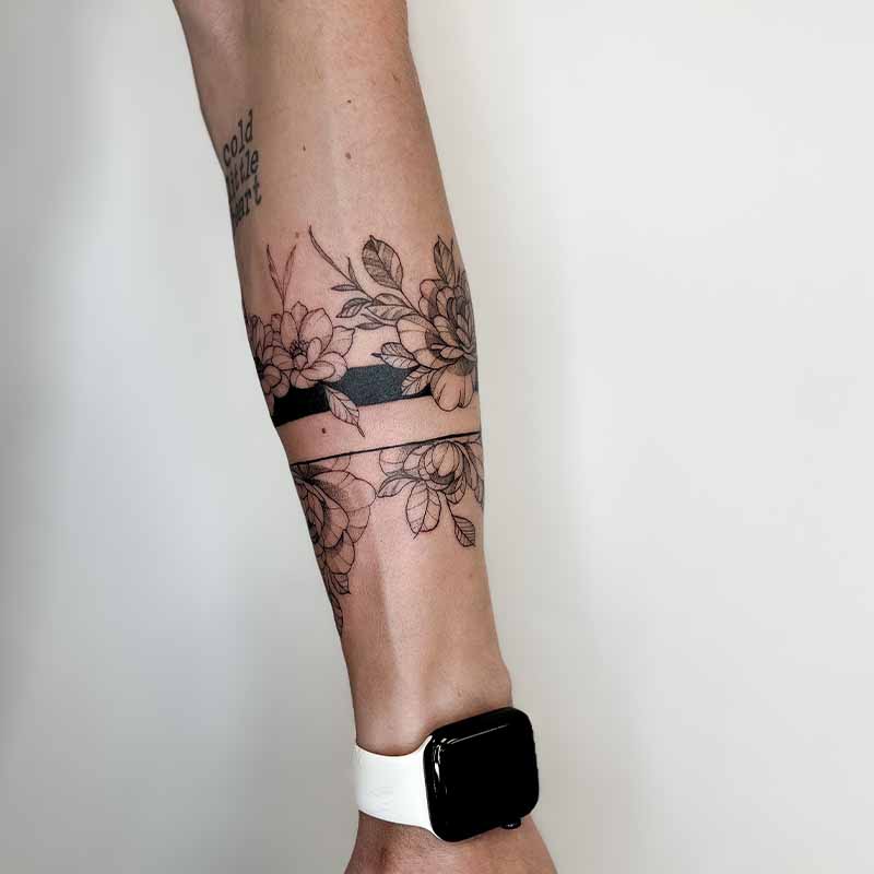 Bloemen band arm tattoo