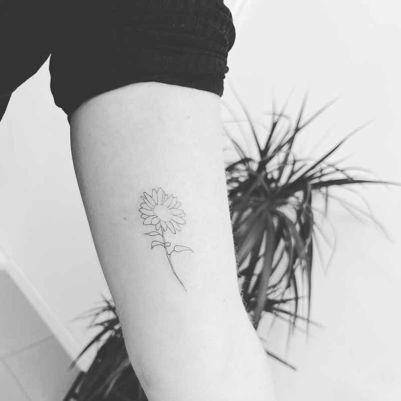 Kleine zonnebloem tattoo