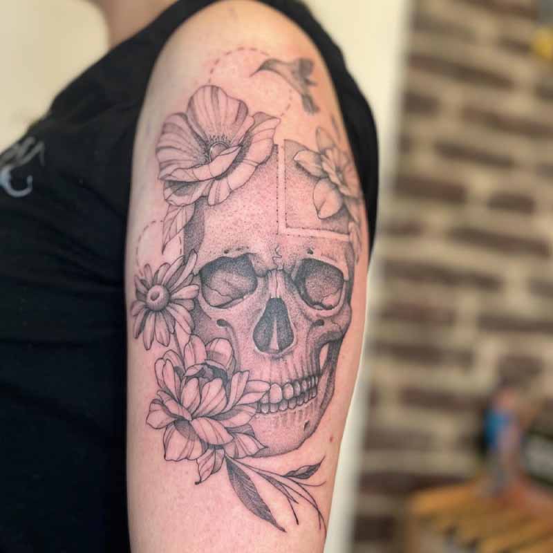 Skull met bloemen tattoo