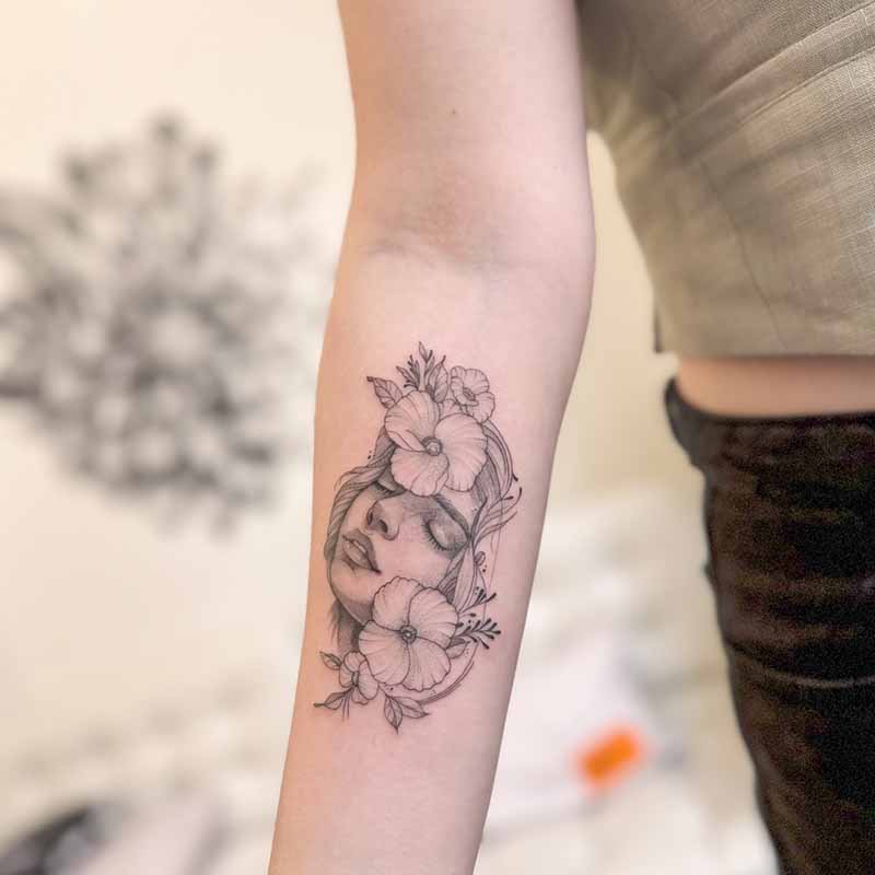 Vrouw met bloemen tattoo